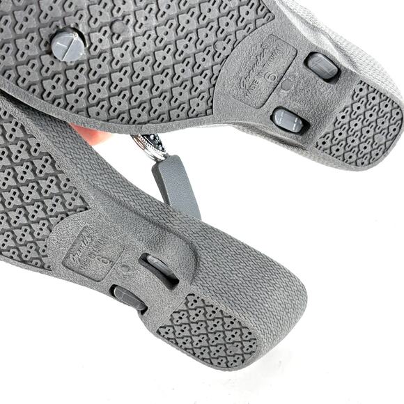 Grandco Jeweled Thong Sandals 6 NWOT Gray Silver Glam Travel Comfort Resort - Picture 3 of 6